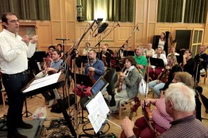 Alejandro Vivas Puig con la Budapest Symphony Orchestra, con la que grabó la banda sonora de El jugador de ajedrez.