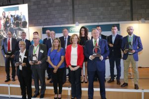 Los premiados y la organización con la consejera de Agricultura