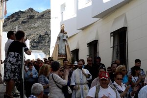 Cientos de personas se han volcado con la celebración de la Romería de la Santísima Virgen del Rosario, Patrona de Huebro, engalandando las calles de