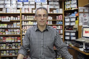 José Luis Alcaraz, el estanquero que ha sabido aguantar el chaparrón y reconvertir su estanco en un pequeño bazar.