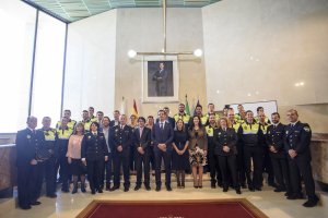Foto de familia de los nuevos policías, mandos y miembros de la Corporación
