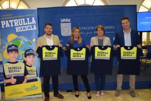 Responsables del Consorcio y de la campaña con las camisetas de la patrulla.