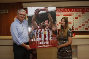 El consejero Bonillo en la presentación de la campaña de abonos con Lorena García.