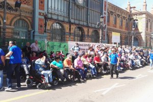 Parte de los concentrados junto a la vieja estación.