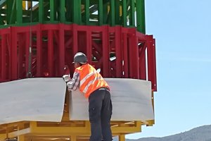 Colocación del mármol en la estructura de la futura escultura.