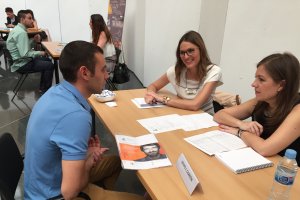 Un universitario en su entrevista con las representantes de la empresa Grupo J. Carrión.