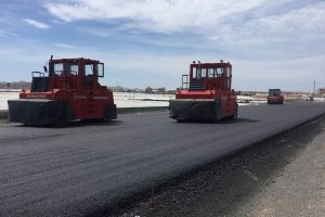 Apisonadoras  sobre el aglomerado recién vertido en la variante.