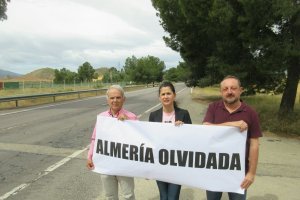 Rafael García Sola, María Jesús Amate y Rodrigo González, en la N-340.