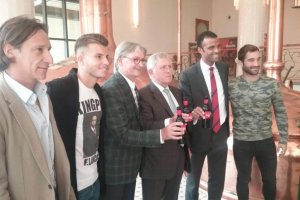 Alfonso en primero de la lista con Maheta Molango en un acto social.