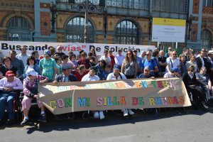 Concentración junto a la vieja estación de ferrocarril para reclamar un tren digno y accesible.