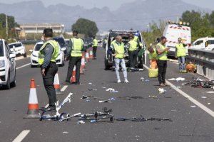 Accidente de Oliva donde una conductora arrolló a un pelotón de ciclistas / natxo frances (EFE)