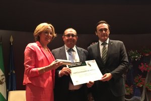 josé navarro sostiene el diploma del premio, junto a la consejera Carmen Ortiz y el rector de la Univesidad de Córdoba José Carlos Gómez.