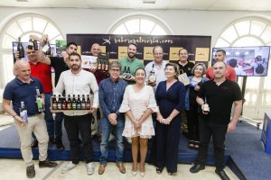 Foto de familia de los participantes en el festival