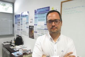 El profesor José Antonio Álvarez Bermejo en su despacho de la UAL