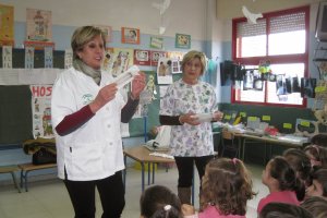 Enfermeras en una charla con alumnos de Infantil.