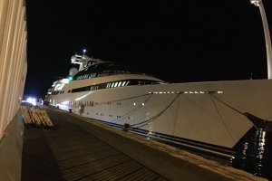 Un yate de lujo de 130 metros de eslora, en el Puerto de Almería.