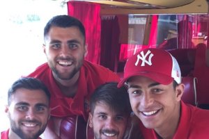Los gemelos Pérez, Mario Abenza e Igor Engonga, en el bus del Almería rumbo a Langreo.