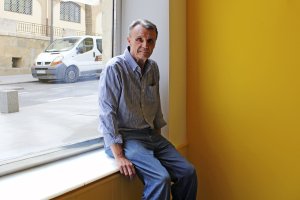 Leonardo Martín López en el local de un futuro nuevo negocio familiar en el que está colaborando.