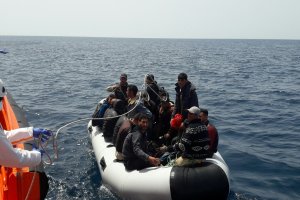 Rescate de una patera en Alborán por personal de Salvamento Marítimo.