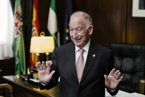 Gabriel Amat en su despacho de la Diputación Provincial.