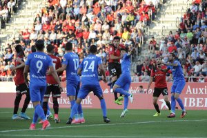 Héctor Yuste supera a Ximo de cabeza.