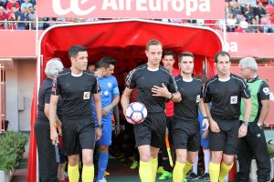 Eiriz Mata saltando al terreno de juego.