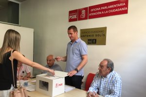 Una militante votando esta mañana en la sede de la agrupación socialista de Almería.