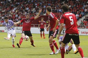 Una jugada del partido en Miranda.