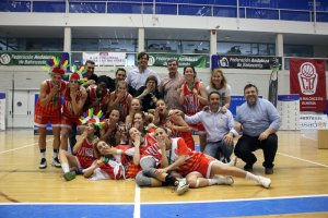 Foto de familia con el ascenso en el bolsillo.