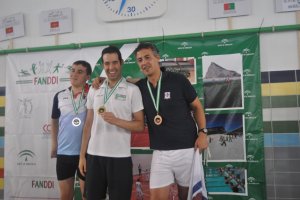 Tejada mostrando uno de sus oros.