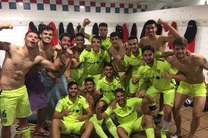 Los jugadores del filial celebran su victoria en el vestuario del Estadio Nuevo Ganzábal de Langreo.