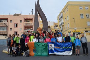 Foto de familia en Gádor del grupo de senderistas participantes en la ruta.