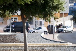 Despliegue policial en el lugar del crimen, en la calle Piscis de Almería