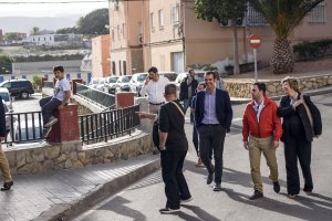 El alcalde visitando el barrio de Araceli