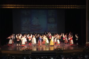 Las mujeres, vestidas con los trajes típicos de Almería y Mojácar; y los hombres, con los trajes regionales de Almería, bailando el popular Fandangui