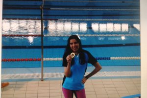 Rosana muestra una de sus medallas.