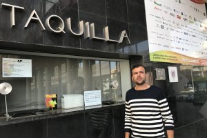 Desiderio Enciso en la taquilla del Teatro Auditorio.