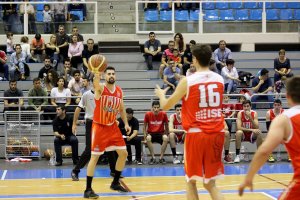 El jugador rojillo en acción.