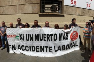 Minuto de silencio en la sede de los sindicatos en Almería