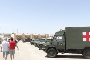 Vecinos ayer en el campamento de la Legión en Zurgena.