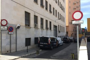 Vehículos de la Policía Nacional en el Palacio de Justicia de Almería