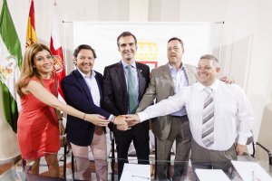 Representantes turísticos que firmaron el convenio