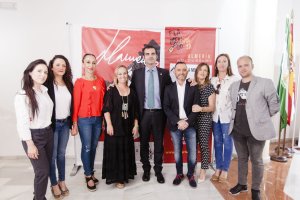 El alcalde de la ciudad y la edil de Cultura con integrantes de Indanza, entre ellos su presidente, Tomás de María.