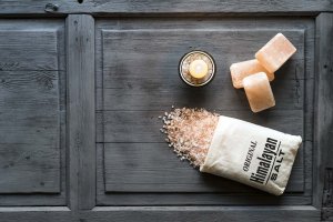 La sal del himalaya usada en este tratamiento tiene grandes efectos detoxificantes y purificantes.