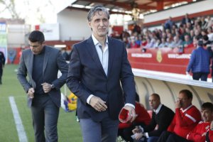 Pablo Alfaro en el banquillo de Anduva.