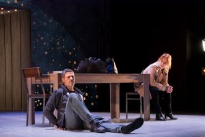 Escena de El pequeño poni con los actores Roberto Enríquez y María Adánez.