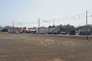 Recinto ferial casi vacío sólo con algunos puestos de alimentación instalados.