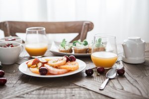 El desayuno debe contener fruta, lácteos y cereales.