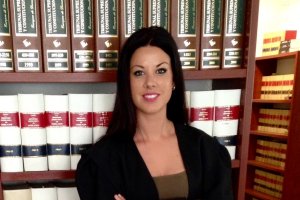 La abogada  está especializada en derecho animal.