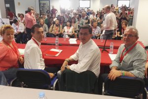 Fernando Martínez pasa por delante del núcleo duro de la Ejecutiva Provincial del PSOE: Adela Segura, Juan Carlos Pérez Navas, José Luis Sánchez Teru